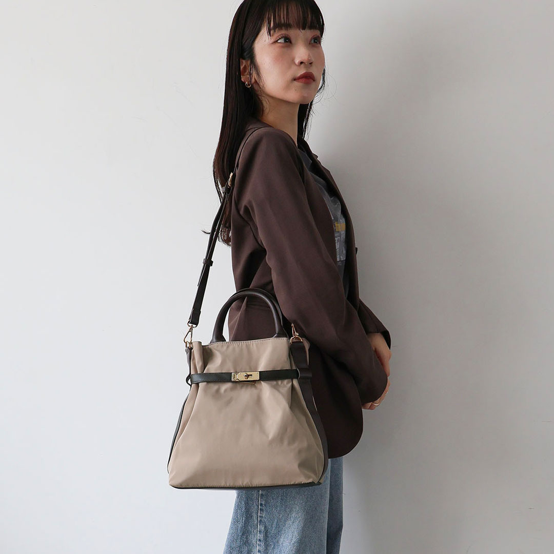軽量素材ベルトデザイン2wayトートバッグ