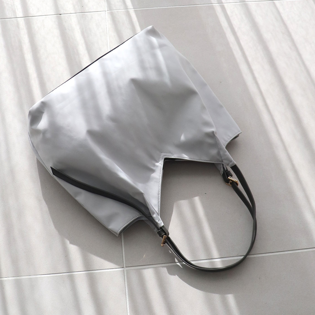 ベルトハンドルＶカットトートバッグ