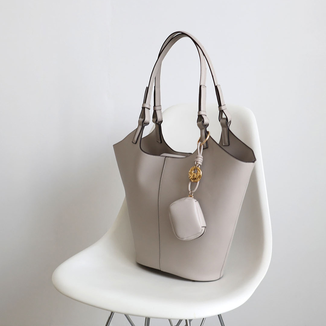 チャーム付き バケットトートバッグ